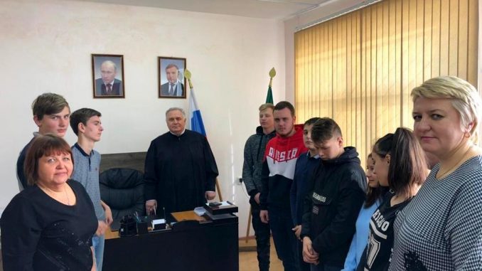 Подростки у судьи