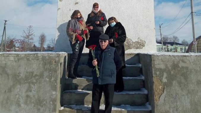 Возложение Ленину