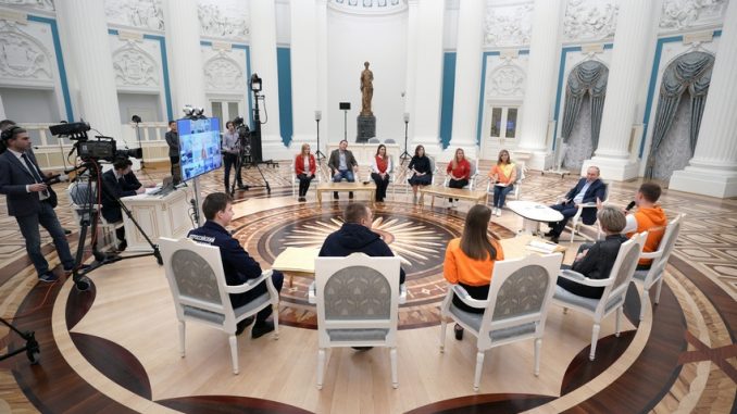 Президент РФ В. Путин встретился с участниками акции "Мы вместе"
