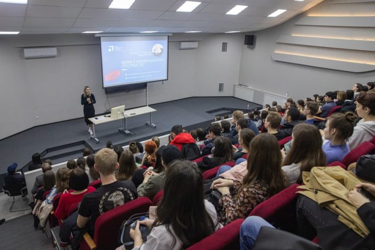 Сотрудники ЦУР Адыгеи провели лекцию о фейках для студентов АГУ