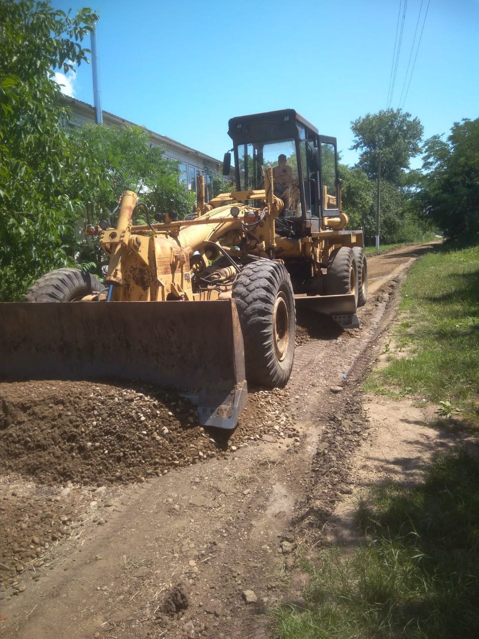 Как правильно грейдирование или грейдерование. Проводится грейдирование дорог. Грейдер выравнивает дорогу. Как правильно грейдирование или грейдерование. Как правильно грейдирование или грейдерование.