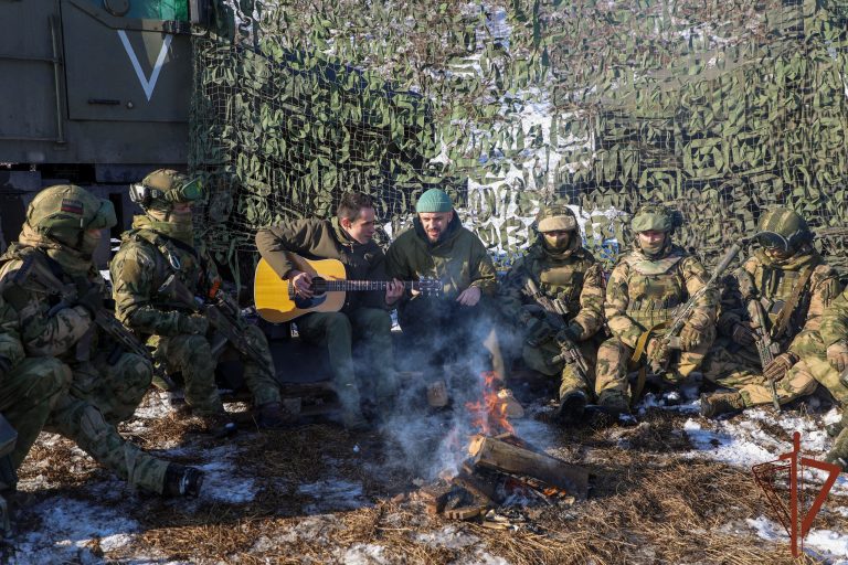 Популярные российские музыканты выступили перед росгвардейцами в зоне СВО