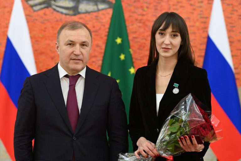 Глава Адыгеи вручил госнаграды лучшим представителям своих профессий
