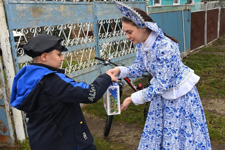 Глава Адыгеи исполнил мечты детей, принявших участие в акции «Ёлка желаний»