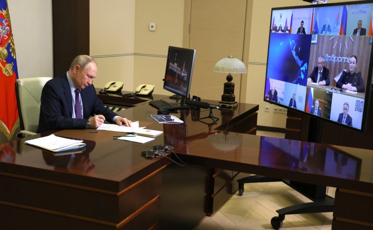 Президент РФ провел заседание Президиума Государственного Совета РФ по вопросам развития инфраструктуры для жизни