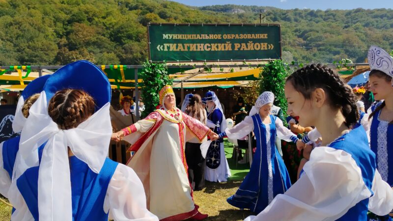 Подворье Гиагинского района заняло третье место на 14 фестивале адыгейского сыра