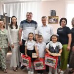 119 ребятишек Гиагинского района получили подарочные наборы к школе в преддверии Дня знаний
