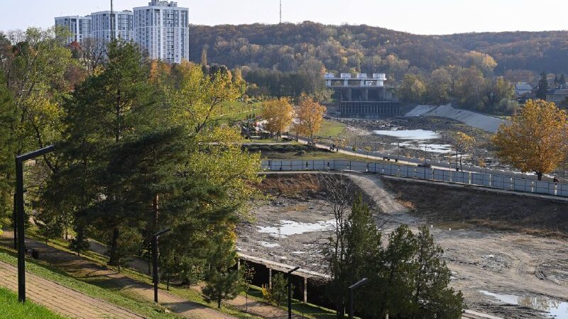 Завершен первый этап реконструкции открытого бассейна в городском парке столицы Адыгеи