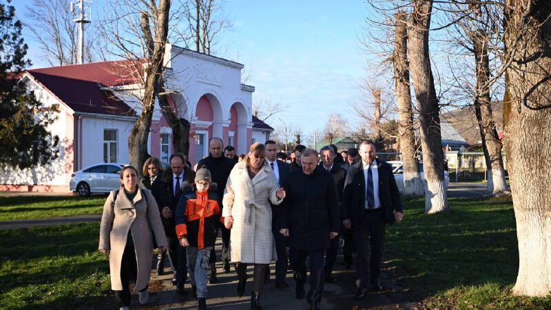 Глава Адыгеи обсудил  с жителями посёлка Удобного вопросы развития населенного пункта