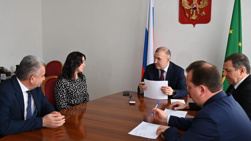 Глава Адыгеи провёл приём граждан в региональной приёмной Президента России