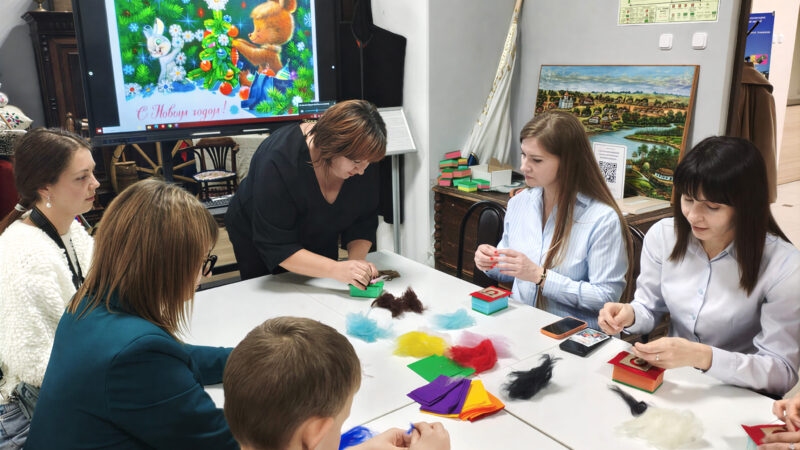 Жители Гиагинского района могут посетить новогоднюю выставку в музее