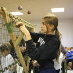 Школьники хутора Прогресса помогли волонтёрам сплести маскировочную сеть