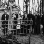 О чём расскажет старое фото? Встреча партизан у братской могилы