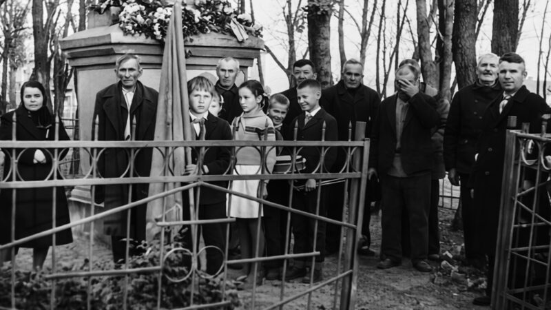 О чём расскажет старое фото? Встреча партизан у братской могилы