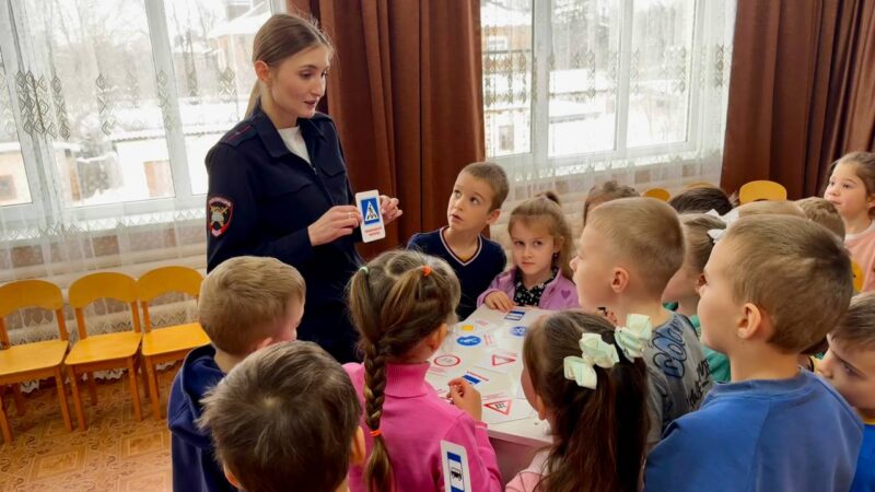 Для маленьких жителей Гиагинского района организована акция по безопасности дорожного движения «Засветись!»