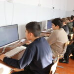 Школьники получили новые компьютеры благодаря помощи предпринимателей