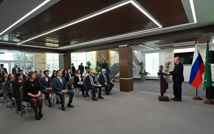 Мурат Кумпилов вручил жилищные сертификаты молодым семьям Адыгеи