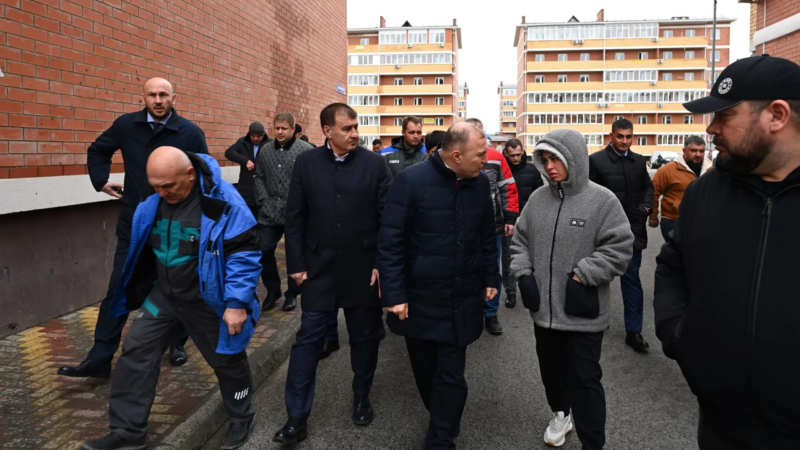 Мурат Кумпилов проверил ход восстановительных работ в пострадавших от атаки БПЛА домах Новой Адыгеи