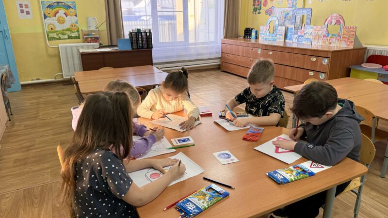 Сотрудники Госавтоинспекции по Гиагинскому району научили  воспитанников детского сада «Солнышко» правилам дорожного движения