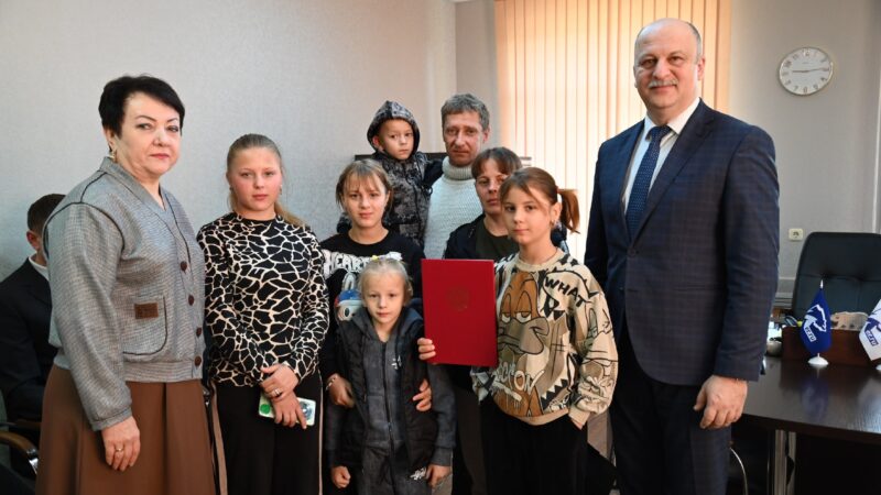 Пять молодых семей из Гиагинского района получили жилищные сертификаты