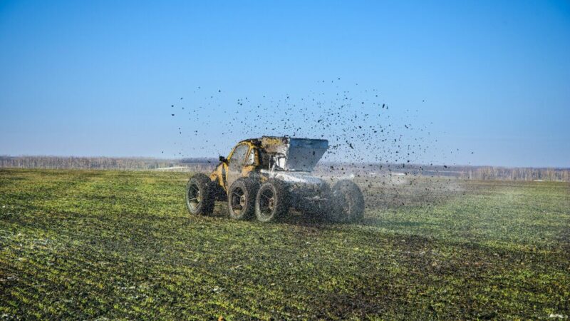 Аграрии Гиагинского района проводят подкормку озимых