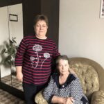 Жительница посёлка Гончарки благодарит соцработника