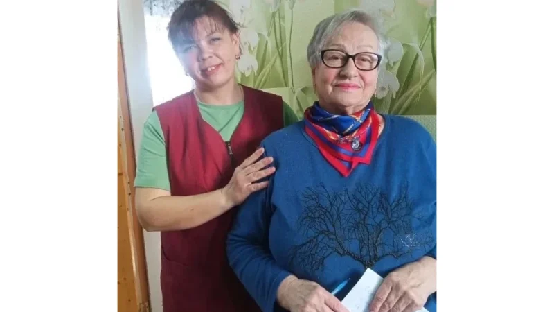 Жительница посёлка Гончарки благодарит соцработника