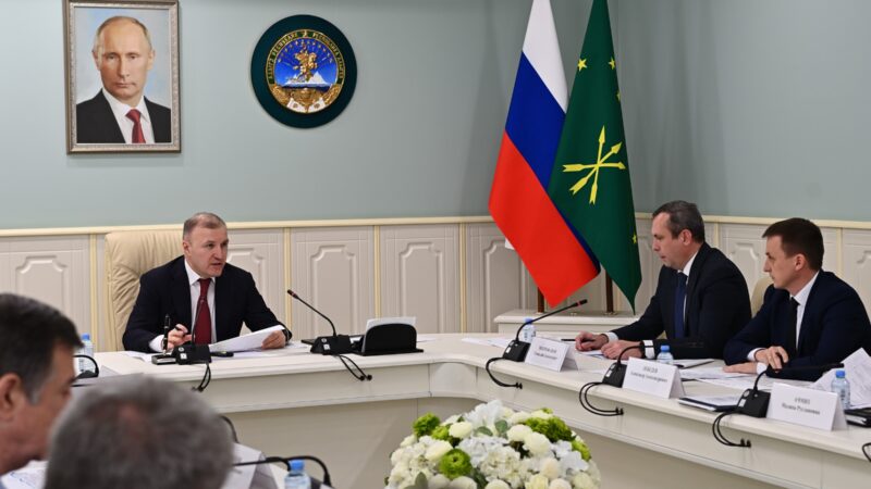 Глава Адыгеи провел совещание по озеленению республиканского центра