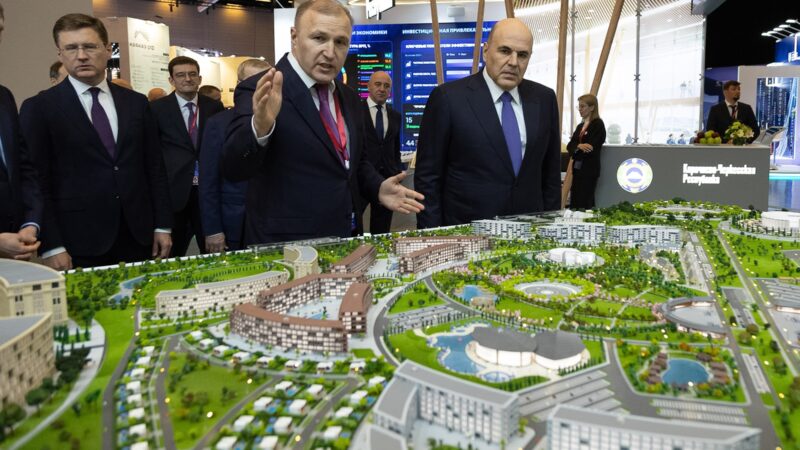 Премьер-министр РФ Михаил Мишустин осмотрел стенд Адыгеи на КИФ-2026