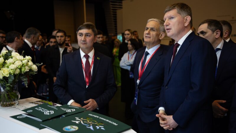 Министр экономического развития России Максим Решетников осмотрел стенд Адыгеи на Кавказском инвестиционном форуме -2026