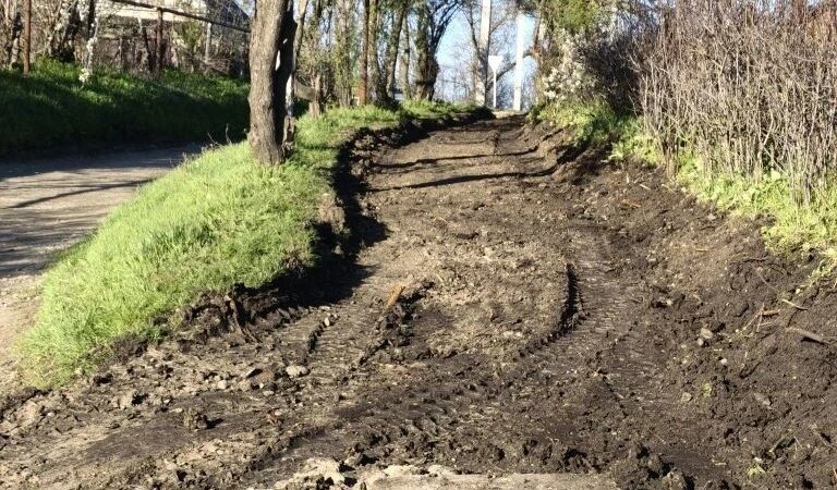 В станице Гиагинской начат ремонт тротуара